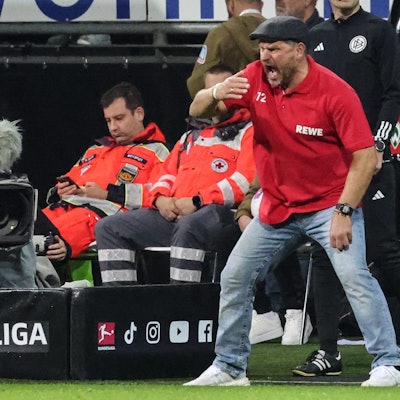 Kölns Trainer Steffen Baumgart reagiert an der Seitenlinie in Bremen.