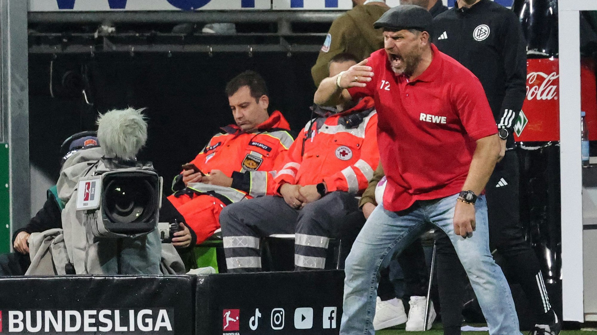 Kölns Trainer Steffen Baumgart reagiert an der Seitenlinie in Bremen.