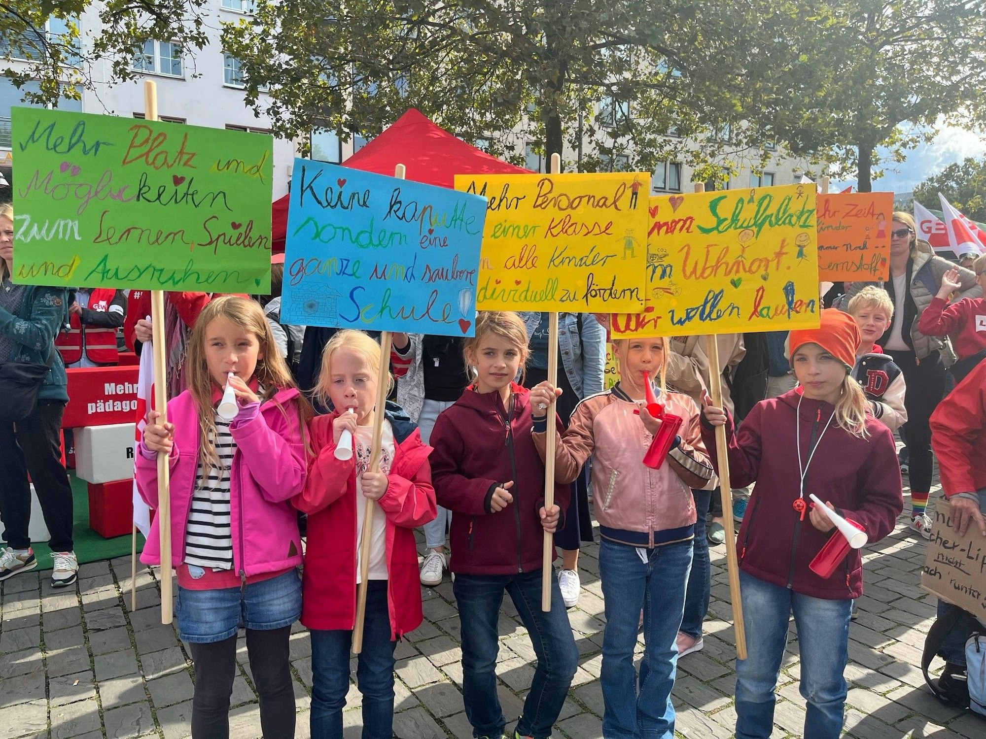Fünf Mädchen mit Plakaten in der Hand.