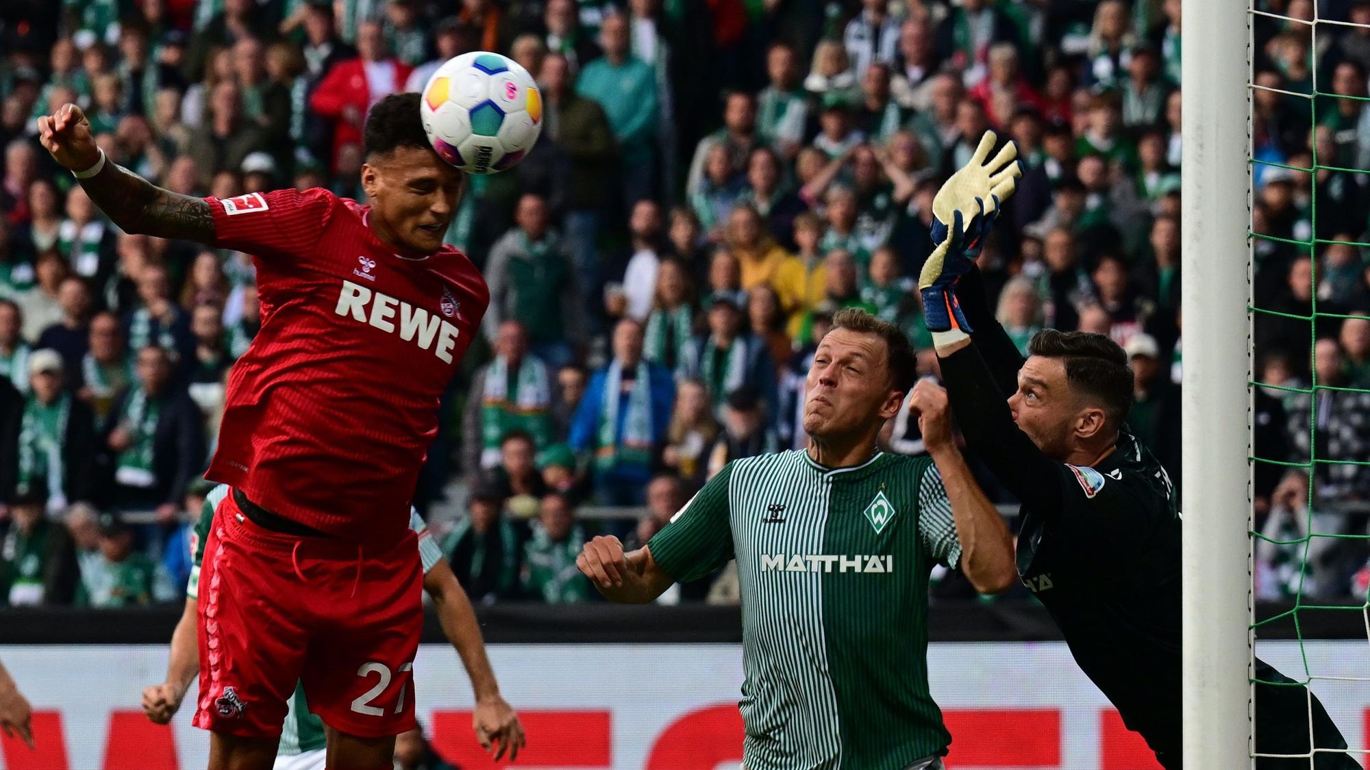 Kölns Davie Selke trifft gegen Bremens Torhüter Jiri Pavlenka (r) zum 0:1.