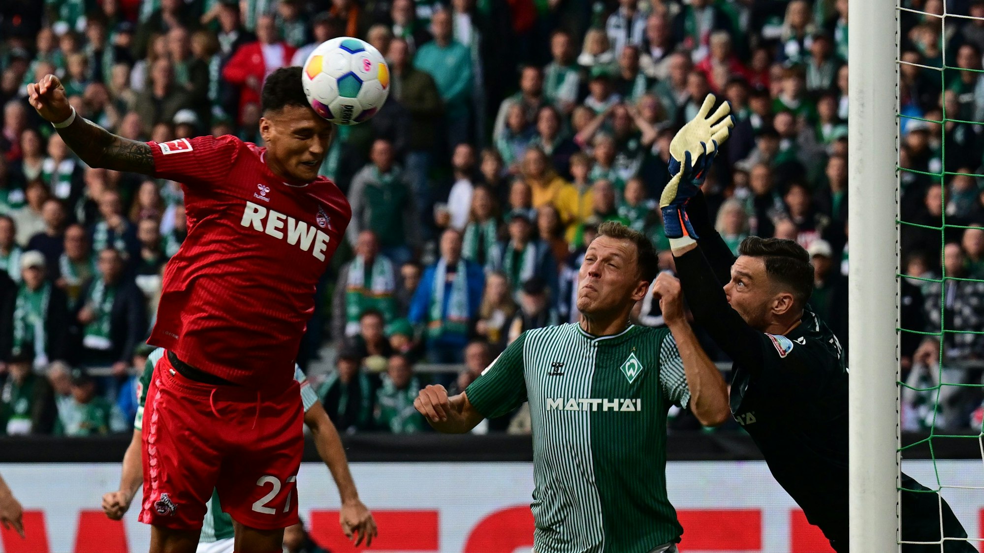 Kölns Davie Selke trifft gegen Bremens Torhüter Jiri Pavlenka (r) zum 0:1.