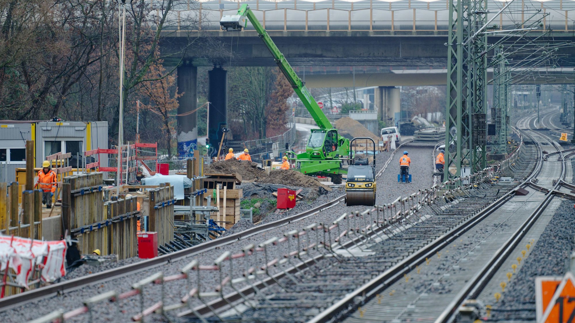 Baumaschinen arbeiten auf der Rhein-Ruhr-Express Baustelle am Bahnhof in Leverkusen.