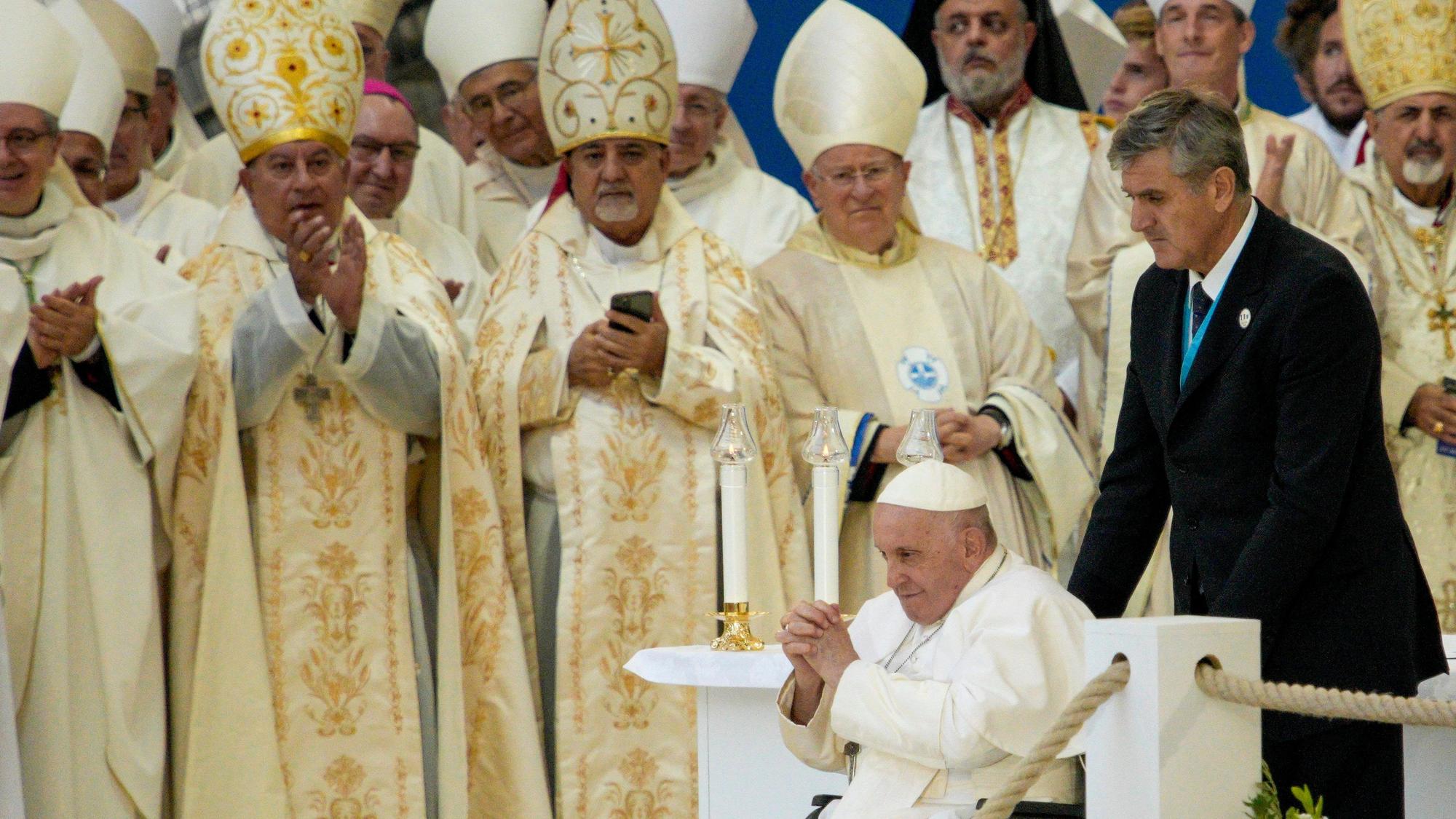 Papst Franziskus (M) grüßt die Menge, als er das Velodrome-Stadion nach einer Messe verlässt.