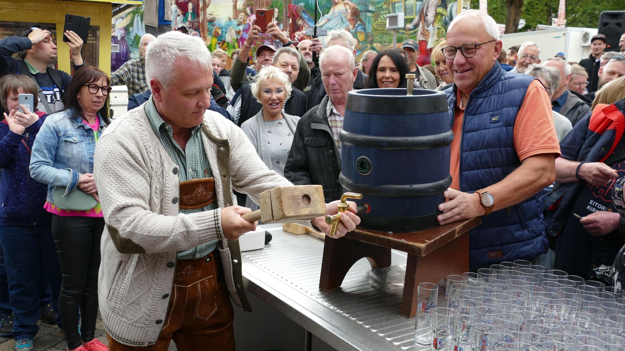 Carsten Cremanns steht mit seiner Süßen Oase auf der Kirmes in Eitorf.
