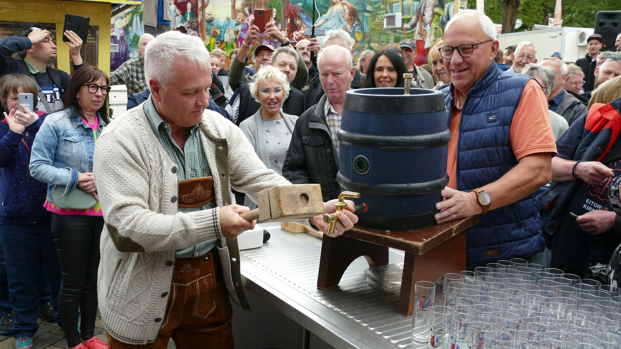 Carsten Cremanns steht mit seiner Süßen Oase auf der Kirmes in Eitorf.