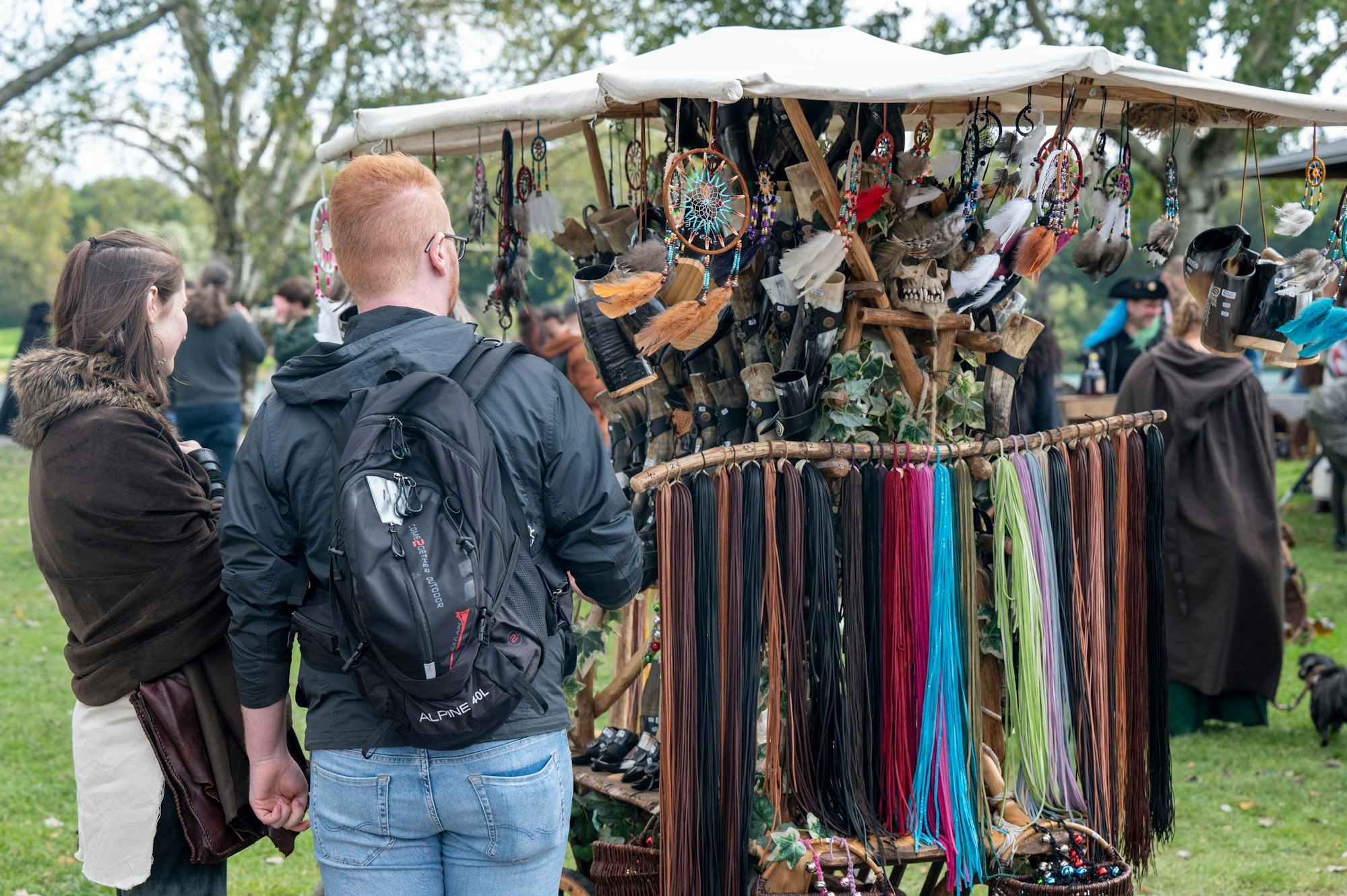 Zwei Besucher des Mittelaltermarktes am Fühlinger See