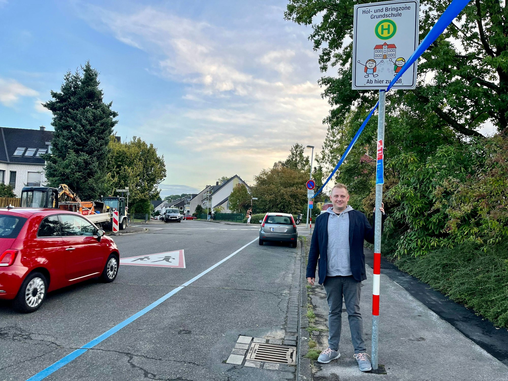 Elternvertreter Felix Piepenbrock an einer der zwei Hol- und Bringzonen der Schule