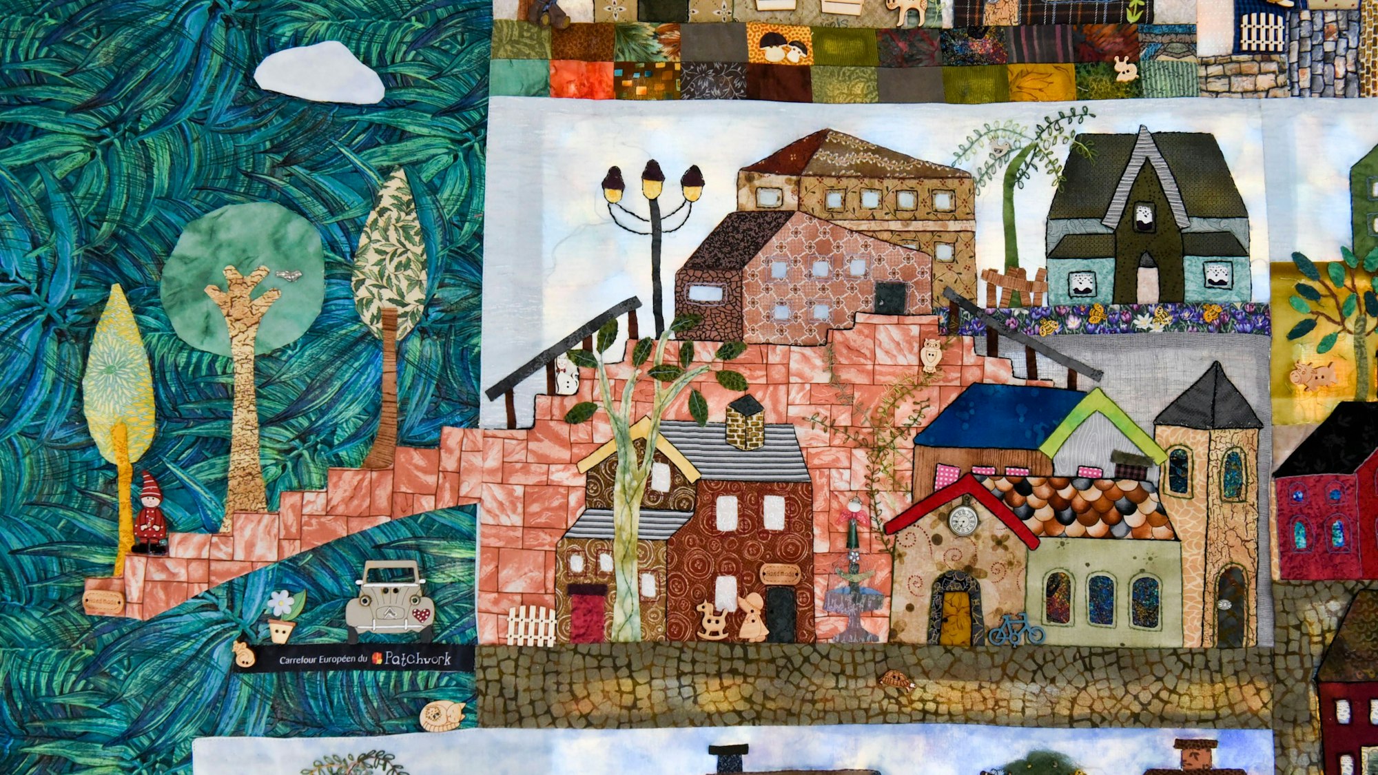 Auf dem Bild ist eine Landschaft in Frankreich zu sehen, die die Frauen mit Stoffen gestaltet haben.