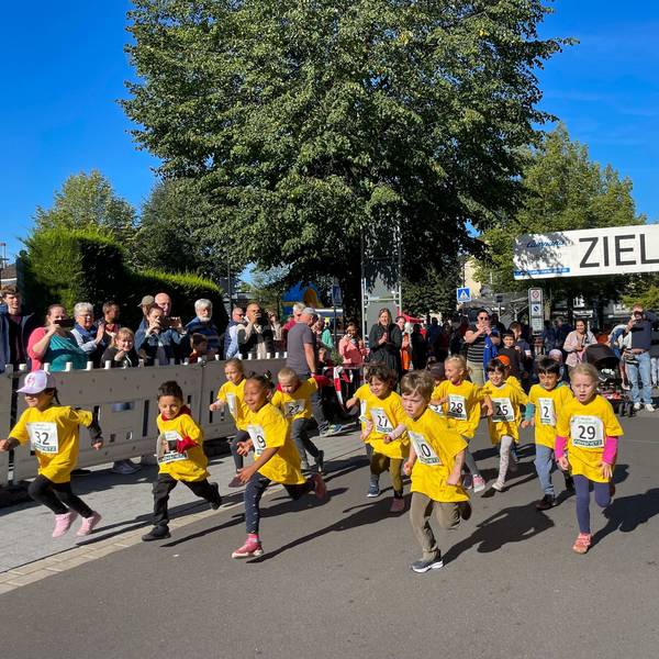 Kinder starten beim Burscheider Stadtlauf
