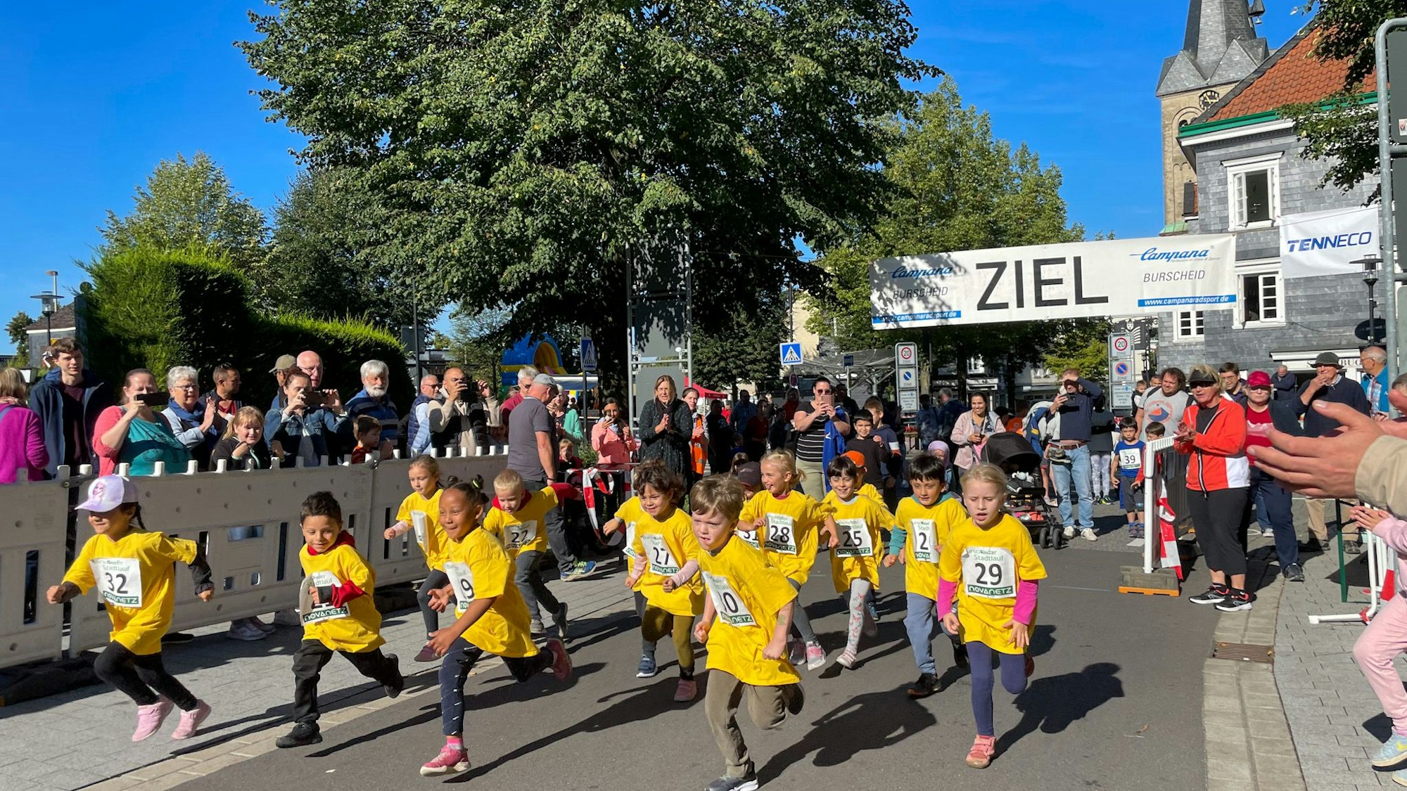 Kita-Kinder aus Burscheid gehen beim Stadtlauf 2023 an den Start.