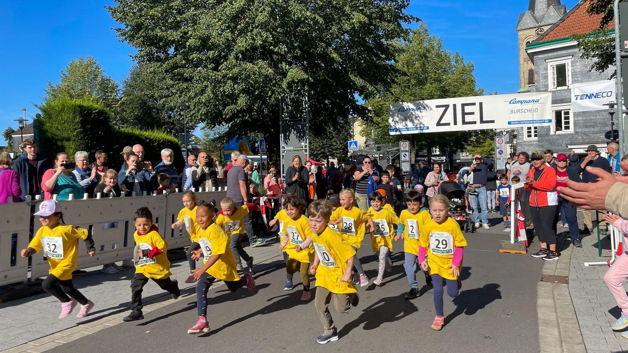 Kinder starten beim Burscheider Stadtlauf