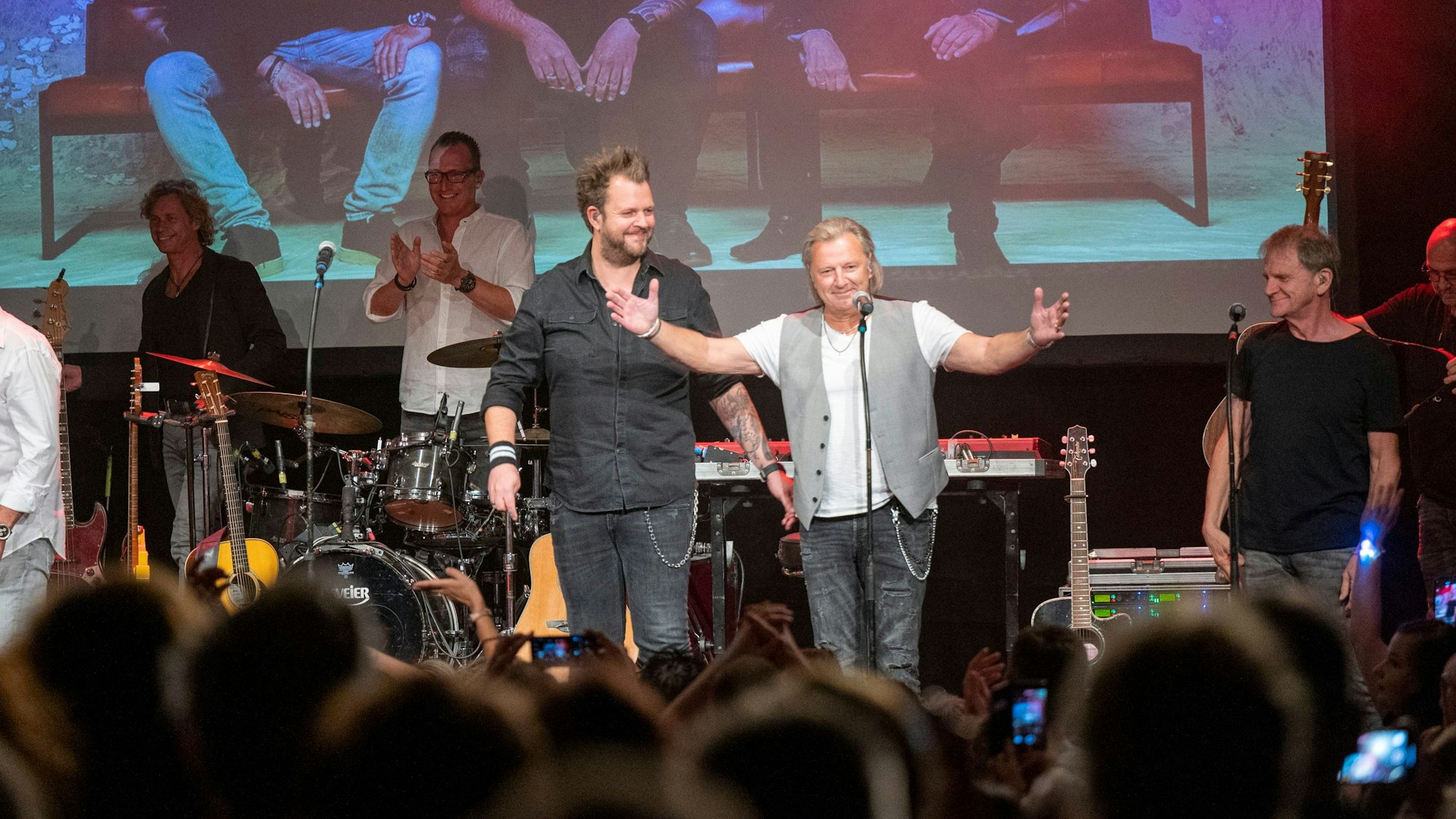 Die Paveier auf der Bühne im Gloria, in der Mitte steht Bubi Brühl mit ausgebreiteten Armen.