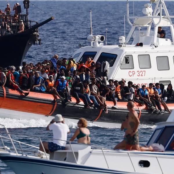 Touristen und Flüchtlinge vergangene Woche am Hafen von Lampedusa.