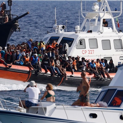 Touristen und Flüchtlinge vergangene Woche am Hafen von Lampedusa.