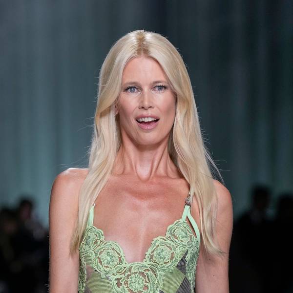 Claudia Schiffer, Model aus Deutschland, trägt eine Kreation aus der Frühjahr-Sommer-Kollektion 2024 von Versace.