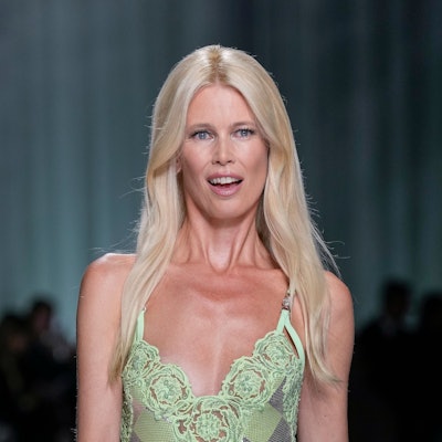 Claudia Schiffer, Model aus Deutschland, trägt eine Kreation aus der Frühjahr-Sommer-Kollektion 2024 von Versace.