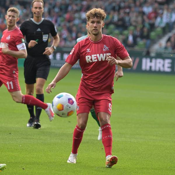 Es sind Mitchell Weiser des SV Werder Bremen 8 und Luca Waldschmidt des 1.FC Köln im Zweikampf zu sehen.