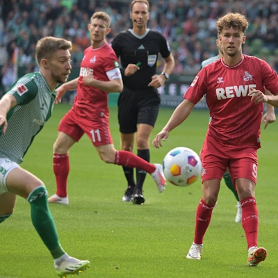 Es sind Mitchell Weiser des SV Werder Bremen 8 und Luca Waldschmidt des 1.FC Köln im Zweikampf zu sehen.