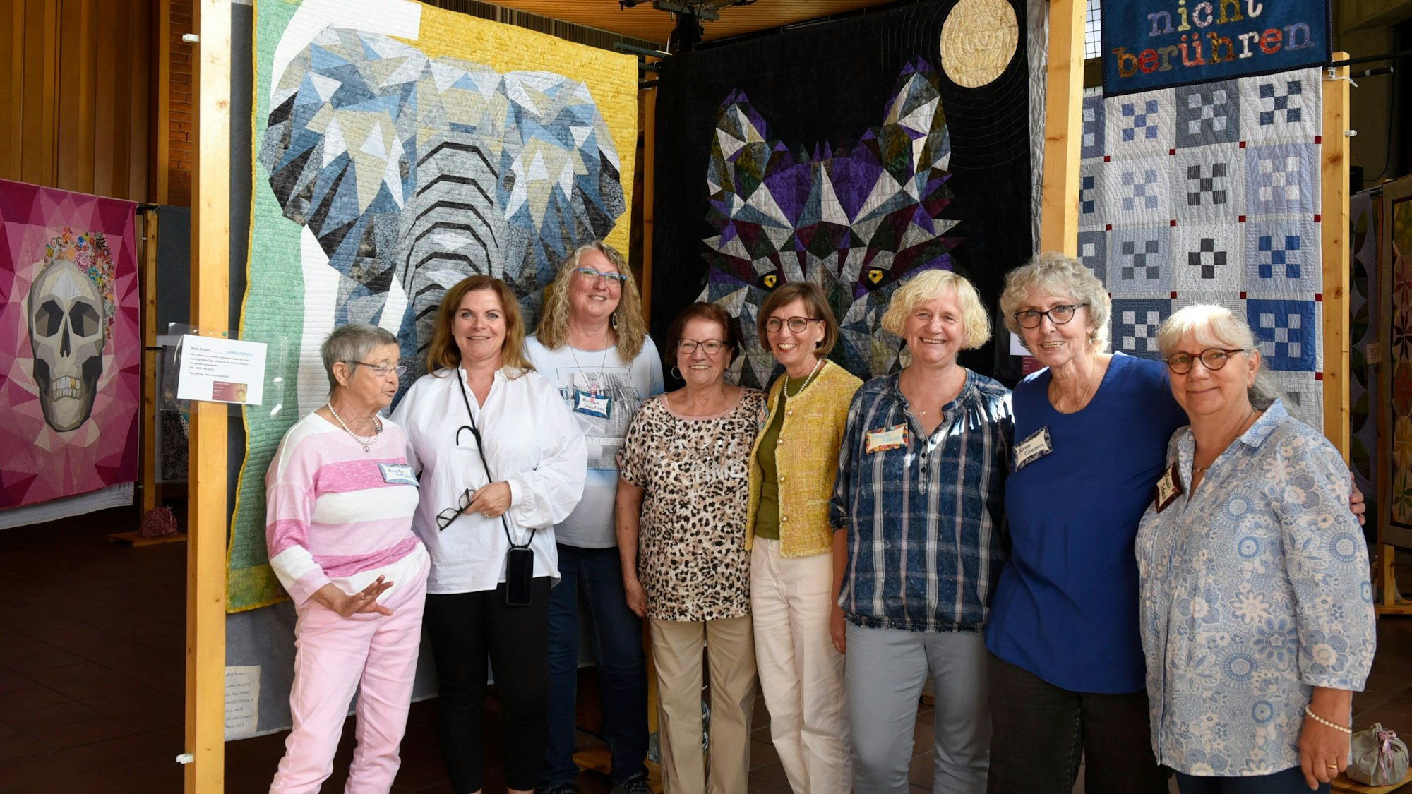 Auf dem Bild sind die Frauen und ihre Handarbeiten im Gemeindesaal zu sehen.