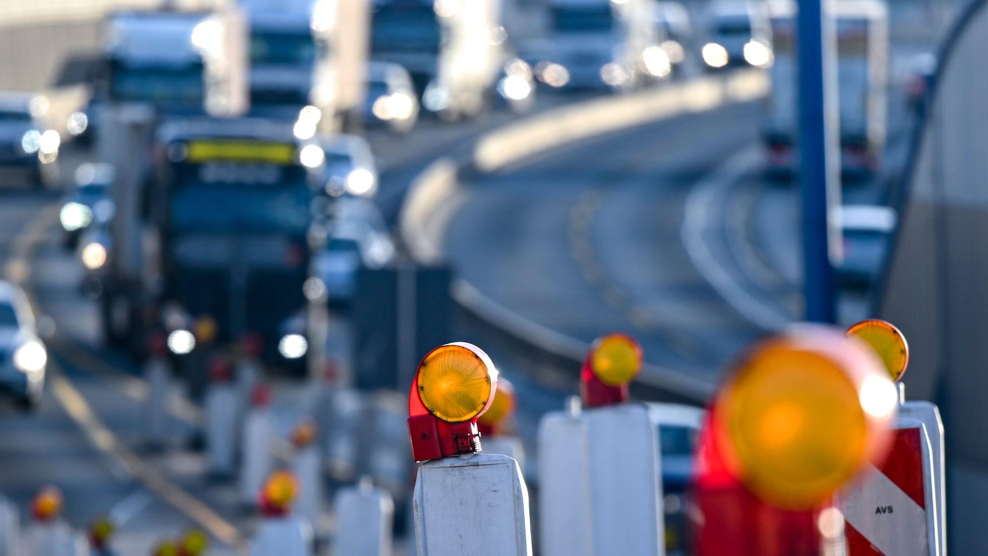 Das Symbolfoto zeigt eine Baustellenautobahn.