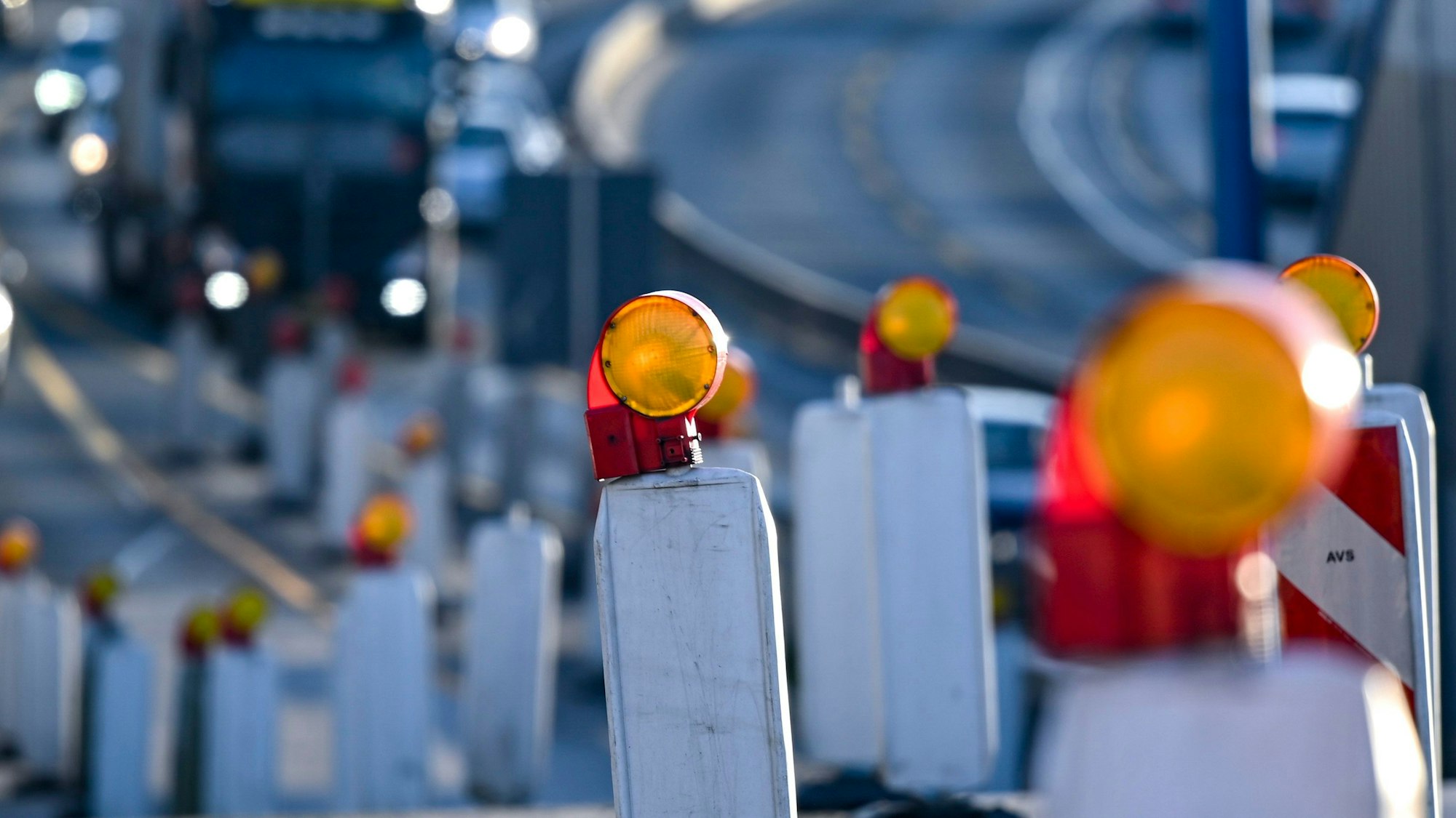 Absperrungen stehen an einer Autobahn.