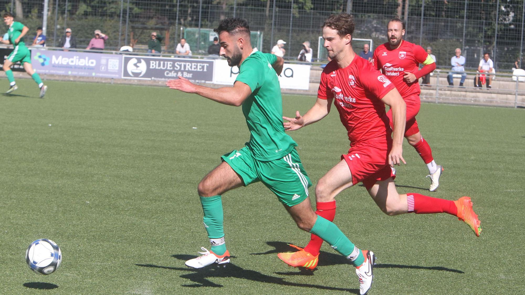 Celik Sertac (links) vom TuS Oberlar und Connor Kaiser von den SF Troisdorf