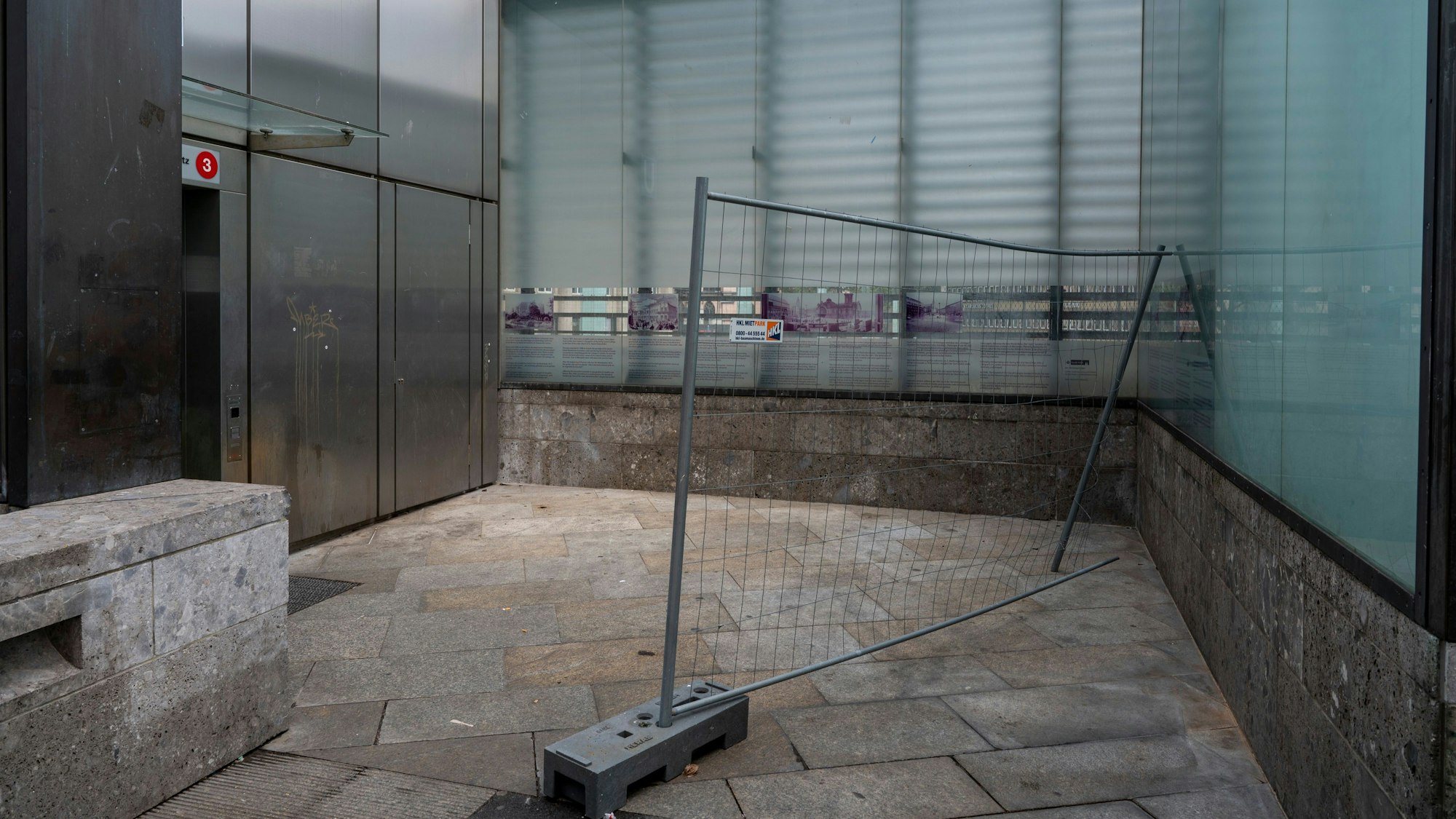 Ein Bild aus dem Juli zeigt einen nutzlosen Absperrzaun am Dom.