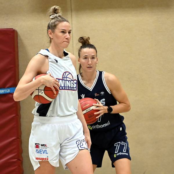 23.09.2023, Basketball-Wings Leverkusen
links: Lisa Koop (Leverkusen)
rechts: Mante Kvederaviciute (Leverkusen)
Foto: Uli Herhaus