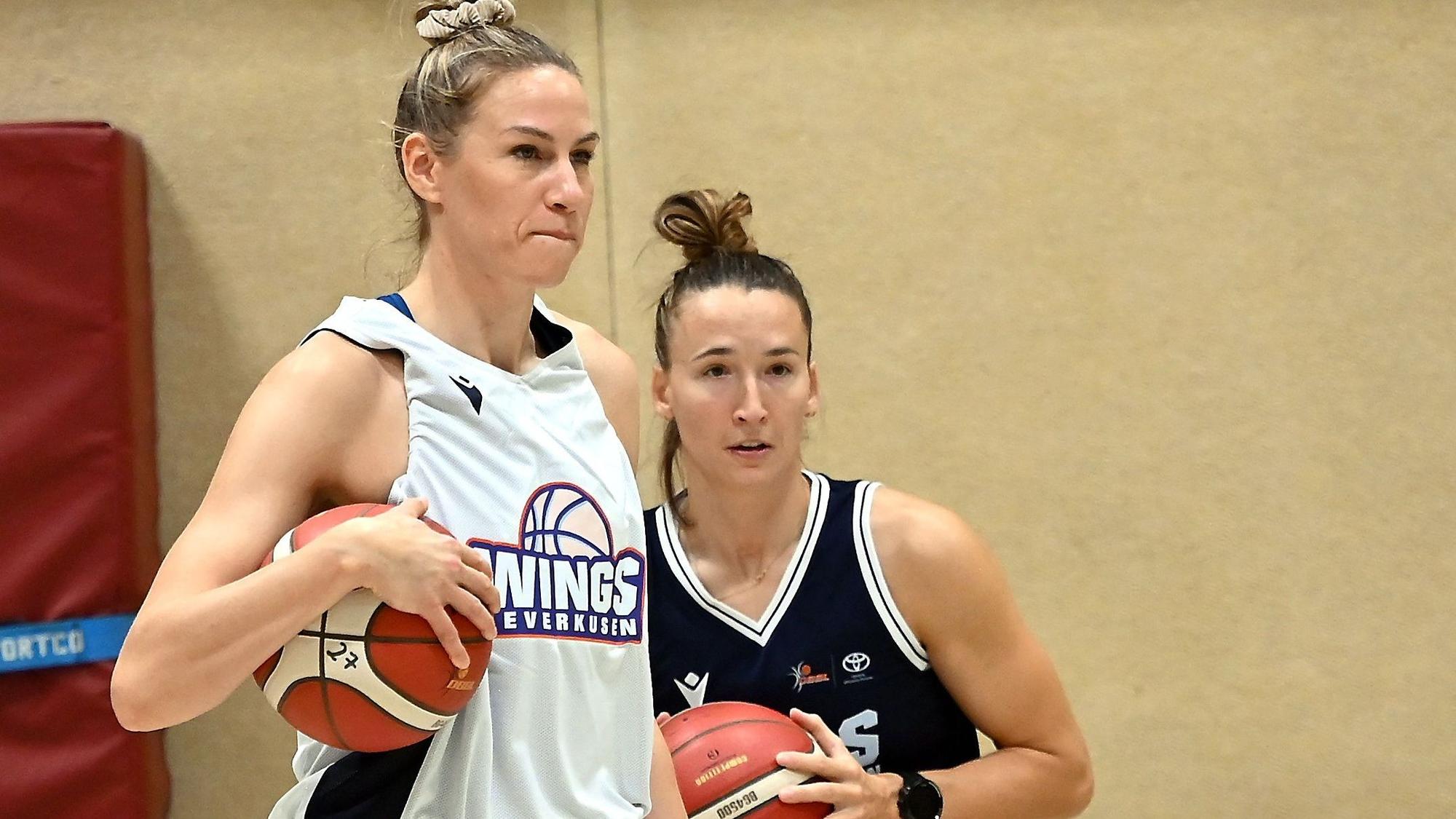 23.09.2023, Basketball-Wings Leverkusen
links: Lisa Koop (Leverkusen)
rechts: Mante Kvederaviciute (Leverkusen)
Foto: Uli Herhaus