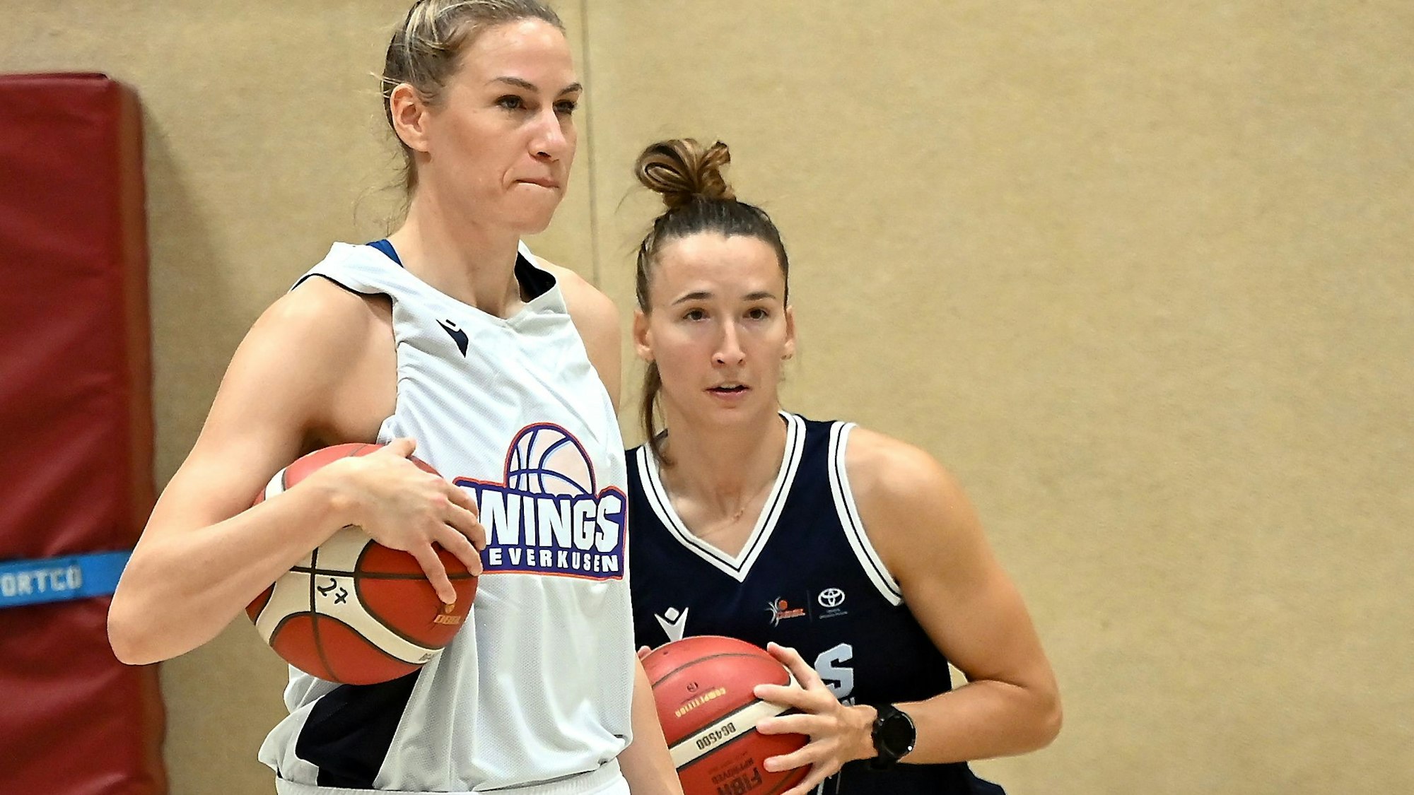 23.09.2023, Basketball-Wings Leverkusen
links: Lisa Koop (Leverkusen)
rechts: Mante Kvederaviciute (Leverkusen)
Foto: Uli Herhaus