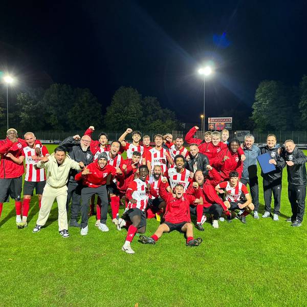 So sehen Sieger aus: Die Spieler und Verantwortlichen des FC Hennef bejubeln den dritten Saisonerfolg.