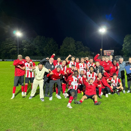 So sehen Sieger aus: Die Spieler und Verantwortlichen des FC Hennef bejubeln den dritten Saisonerfolg.