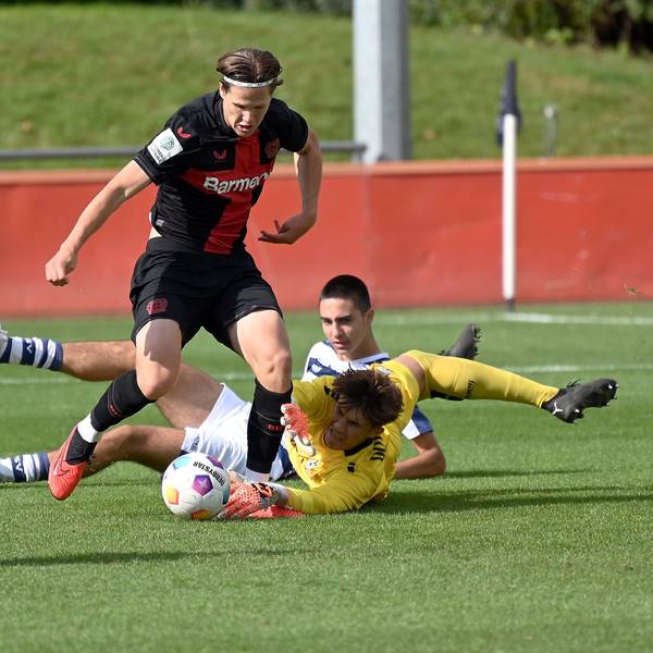 23.09.2023, Fussball-B-Junioren-Bayer 04 - Duisburg
vorne: Artem Stepanov (Bayer) wird von TW: Laurenz Jennissen (Duisburg) gefault. Elfmeter.
Foto: Uli Herhaus