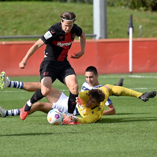 23.09.2023, Fussball-B-Junioren-Bayer 04 - Duisburg
vorne: Artem Stepanov (Bayer) wird von TW: Laurenz Jennissen (Duisburg) gefault. Elfmeter.
Foto: Uli Herhaus
