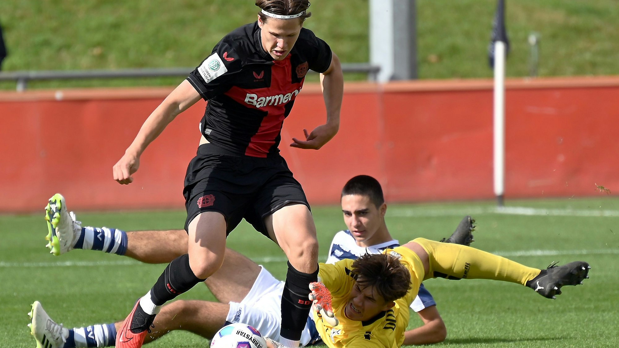 23.09.2023, Fussball-B-Junioren-Bayer 04 - Duisburg
vorne: Artem Stepanov (Bayer) wird von TW: Laurenz Jennissen (Duisburg) gefault. Elfmeter.
Foto: Uli Herhaus