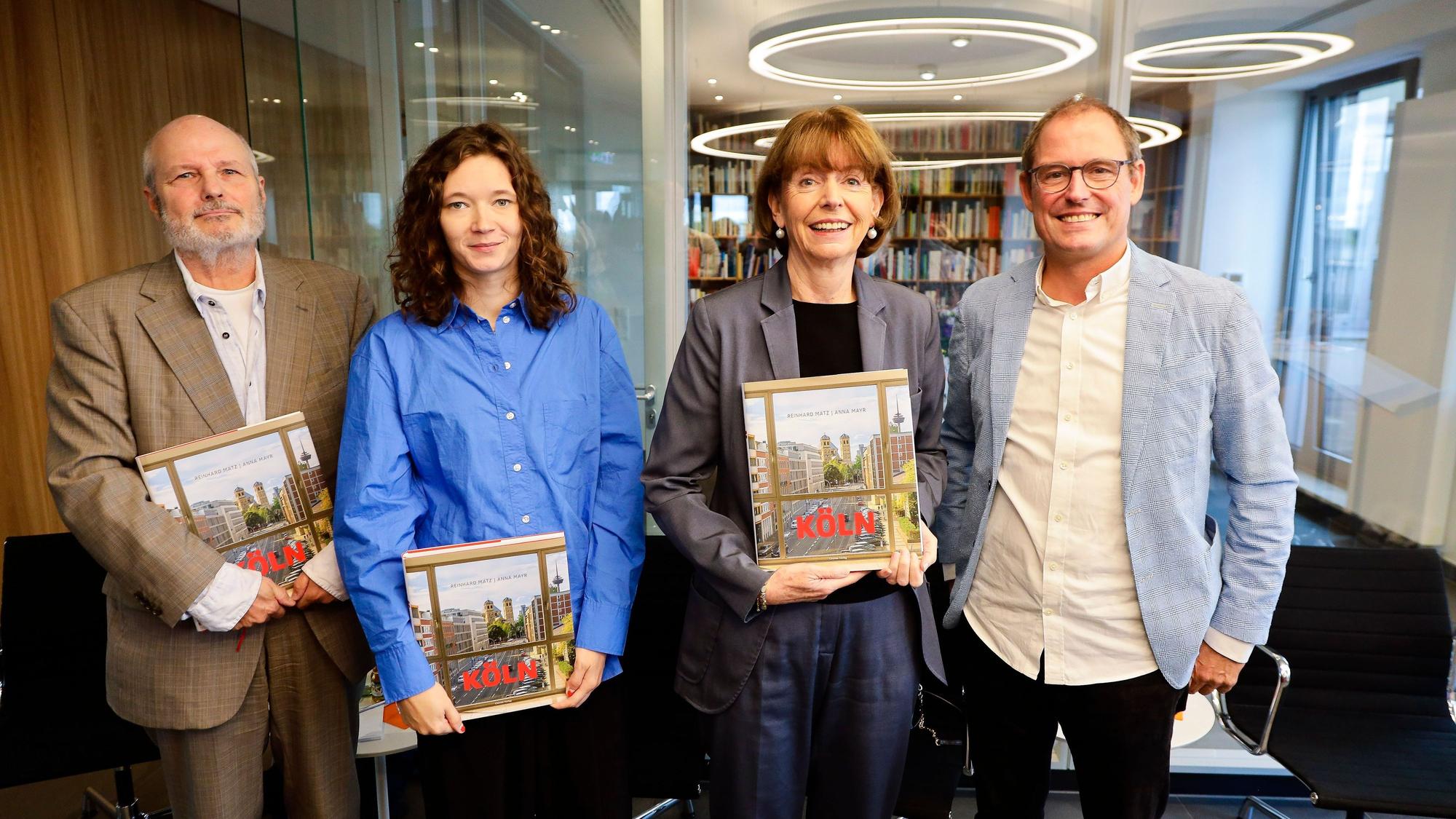 Fotograf Reinhard Matz, Autorin Anna Mayr, OB Henriette Reker und der Geschäftsführer des Greven Verlag Damian van Melis (v.l.n.r)