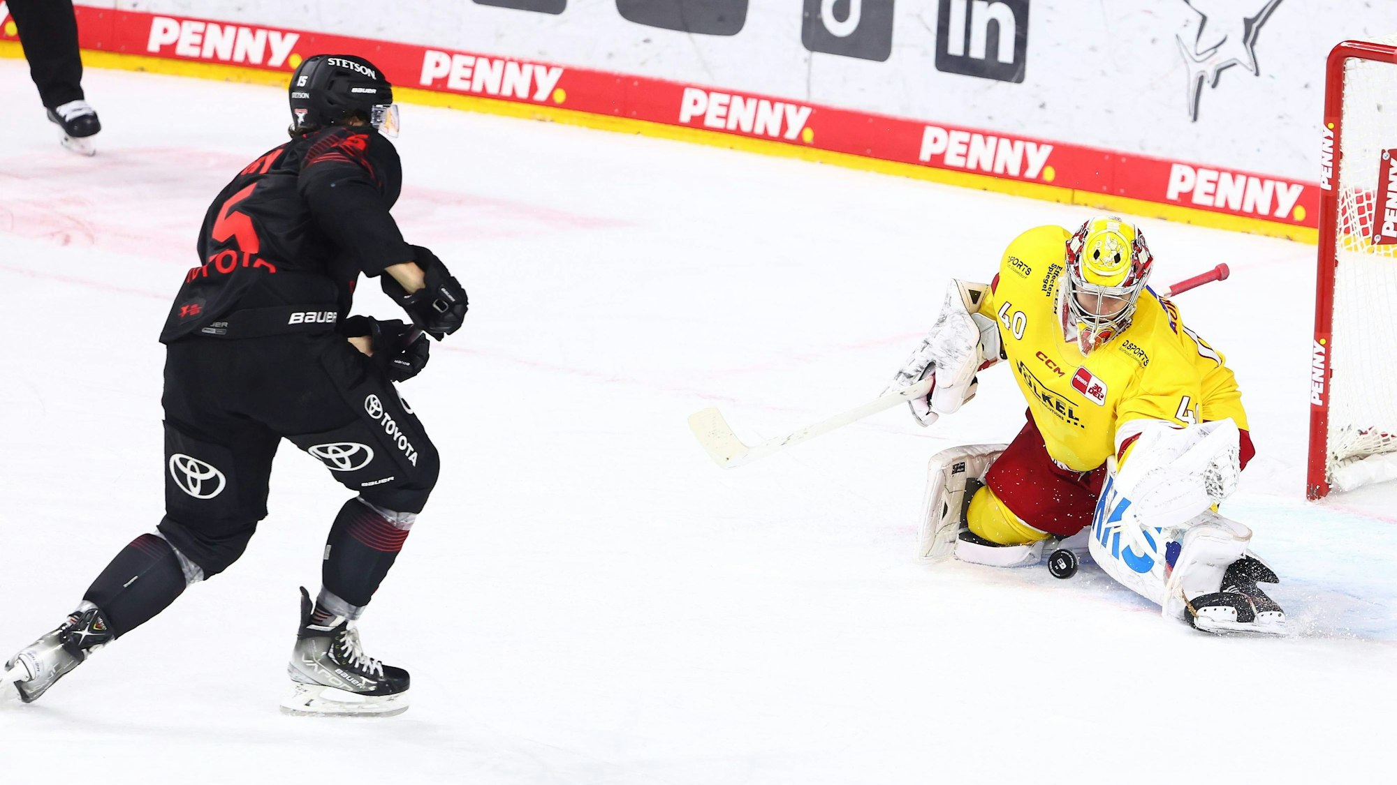 Der Kölner Louis-Marc Aubry scheitert mit dem letzten Penalty an Düsseldorfs Goalie Henrik Haukeland.