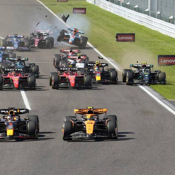 24.09.2023, Japan, Suzuka: Motorsport: Formel-1-Weltmeisterschaft, Grand Prix von Japan, Rennen, auf dem Suzuka Circuit: Max Verstappen (M) aus den Niederlanden vom Team Red Bull führt das Feld nach dem Start an, während Alexander Albon (hinten) aus Thailand vom Team Williams stürzt. Foto: Toru Hanai/AP +++ dpa-Bildfunk +++