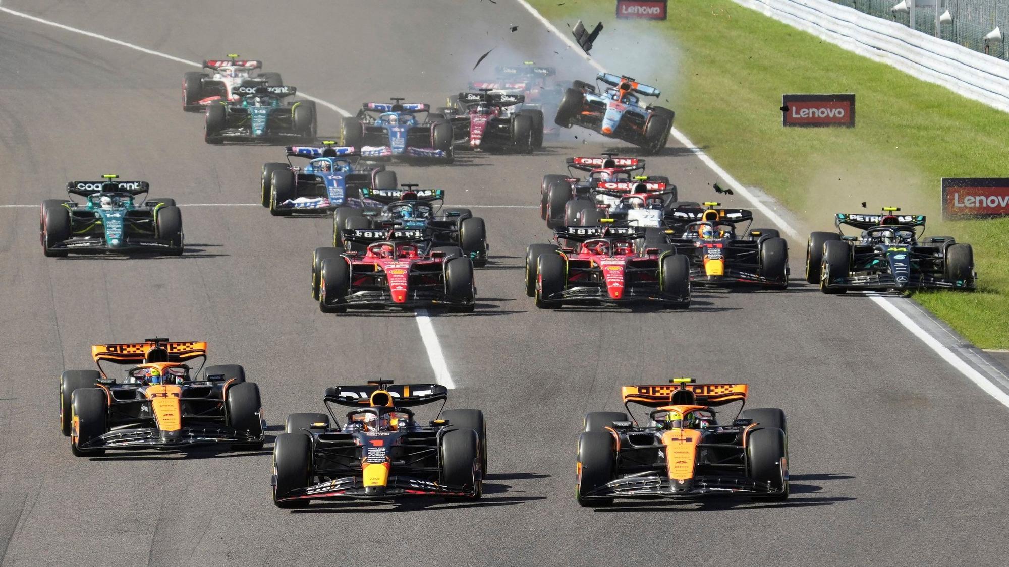 24.09.2023, Japan, Suzuka: Motorsport: Formel-1-Weltmeisterschaft, Grand Prix von Japan, Rennen, auf dem Suzuka Circuit: Max Verstappen (M) aus den Niederlanden vom Team Red Bull führt das Feld nach dem Start an, während Alexander Albon (hinten) aus Thailand vom Team Williams stürzt. Foto: Toru Hanai/AP +++ dpa-Bildfunk +++