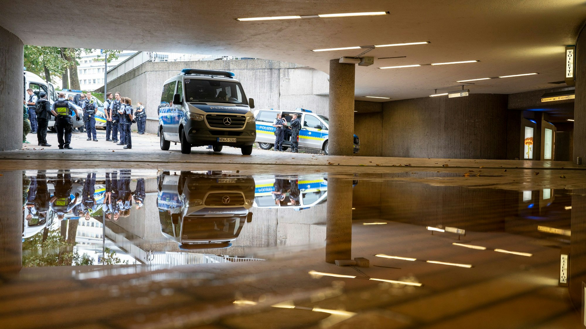 Polizisten stehen auf dem Kölner Ebertplatz.