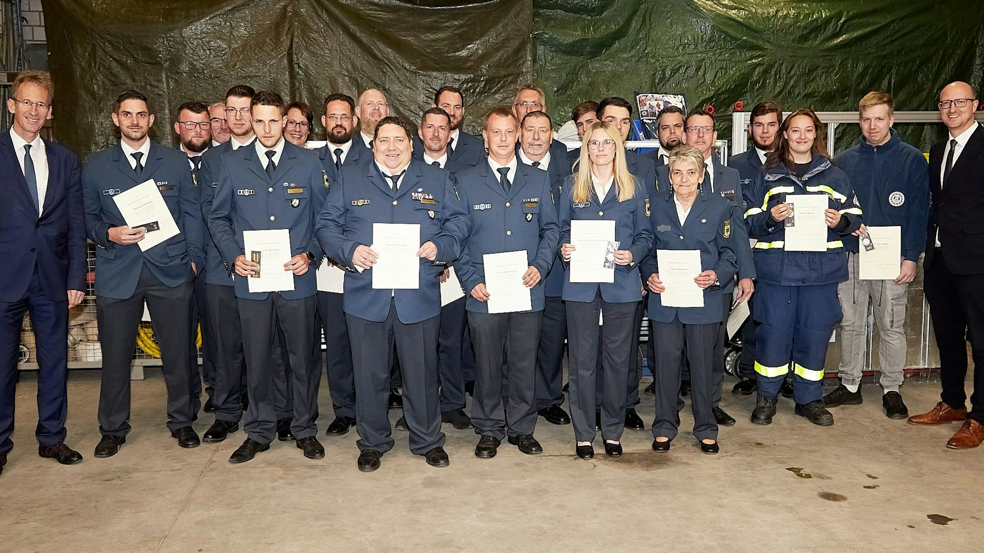 Das Bild zeigt die THW-Geehrten und Schleidens Bürgermeister Ingo Pfennings (rechts) und den CDU-Bundestagsabgeordneten Detlef Seif.
