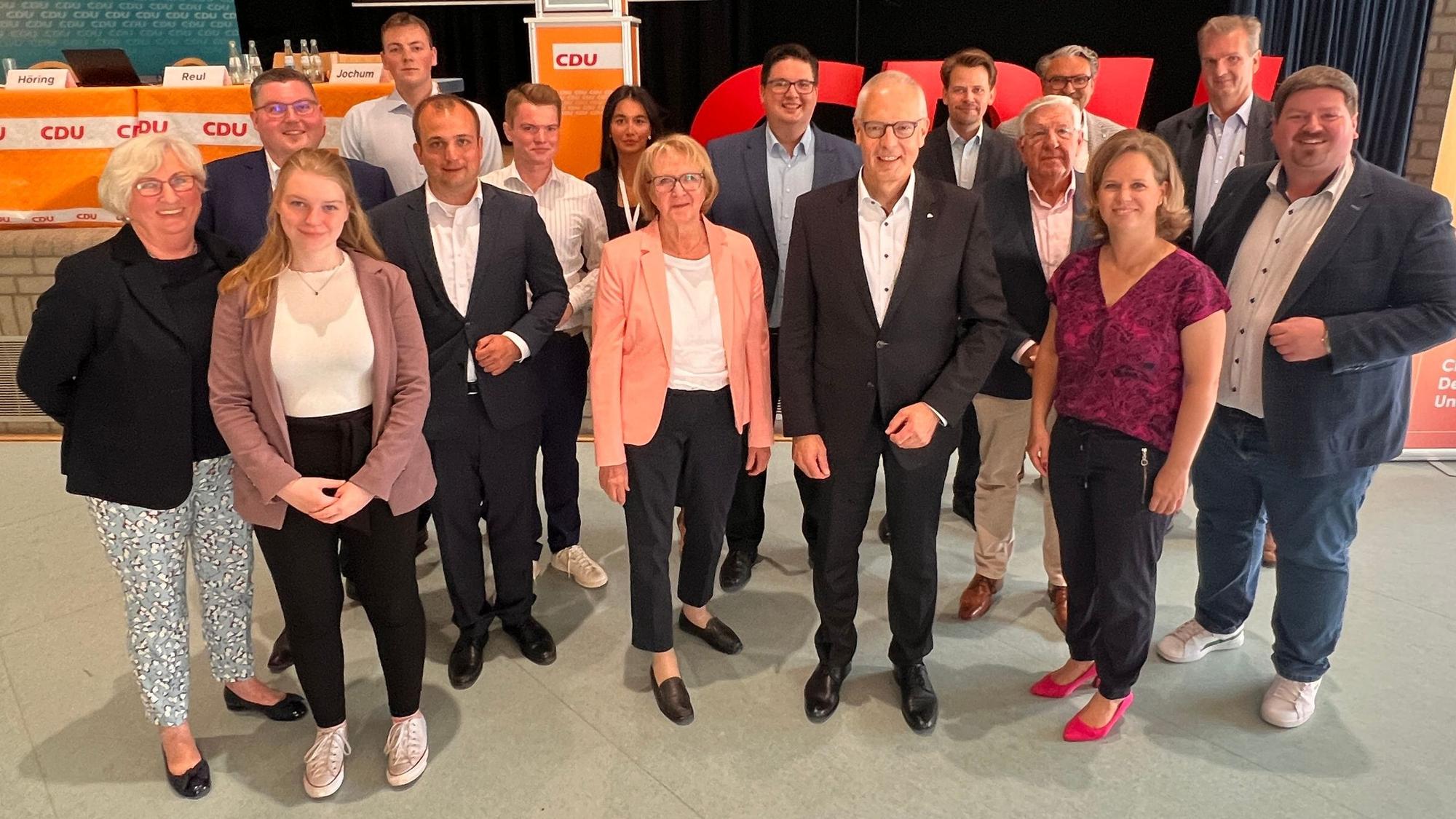 Der Kreisvorstand der CDU Rhein-Berg steht in einer Halle.