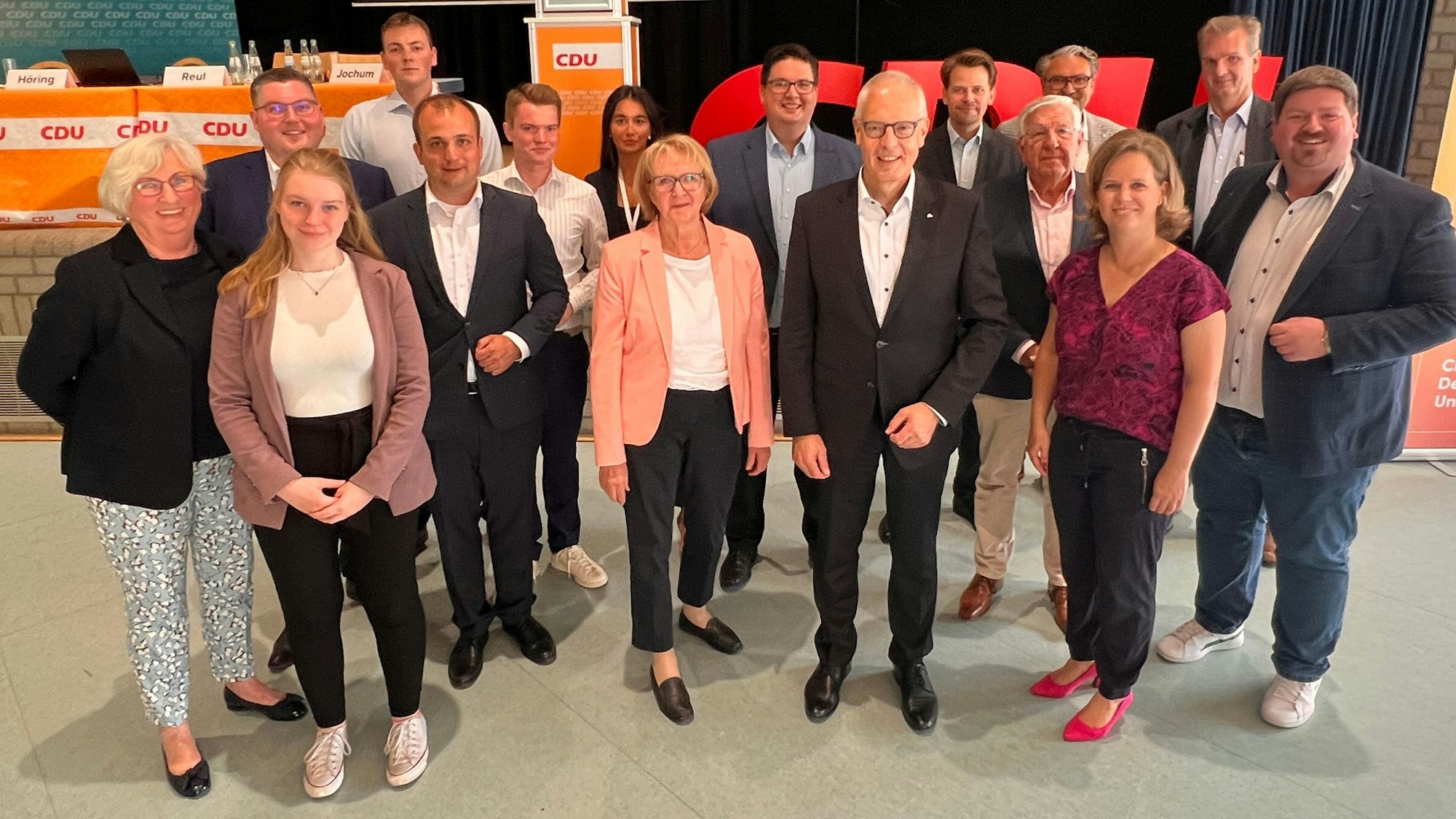 Der Kreisvorstand der CDU Rhein-Berg steht in einer Halle.