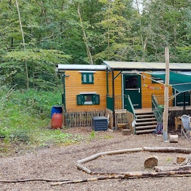 Das Bild zeigt einen Waldkindergarten mit Wichtelwagen.