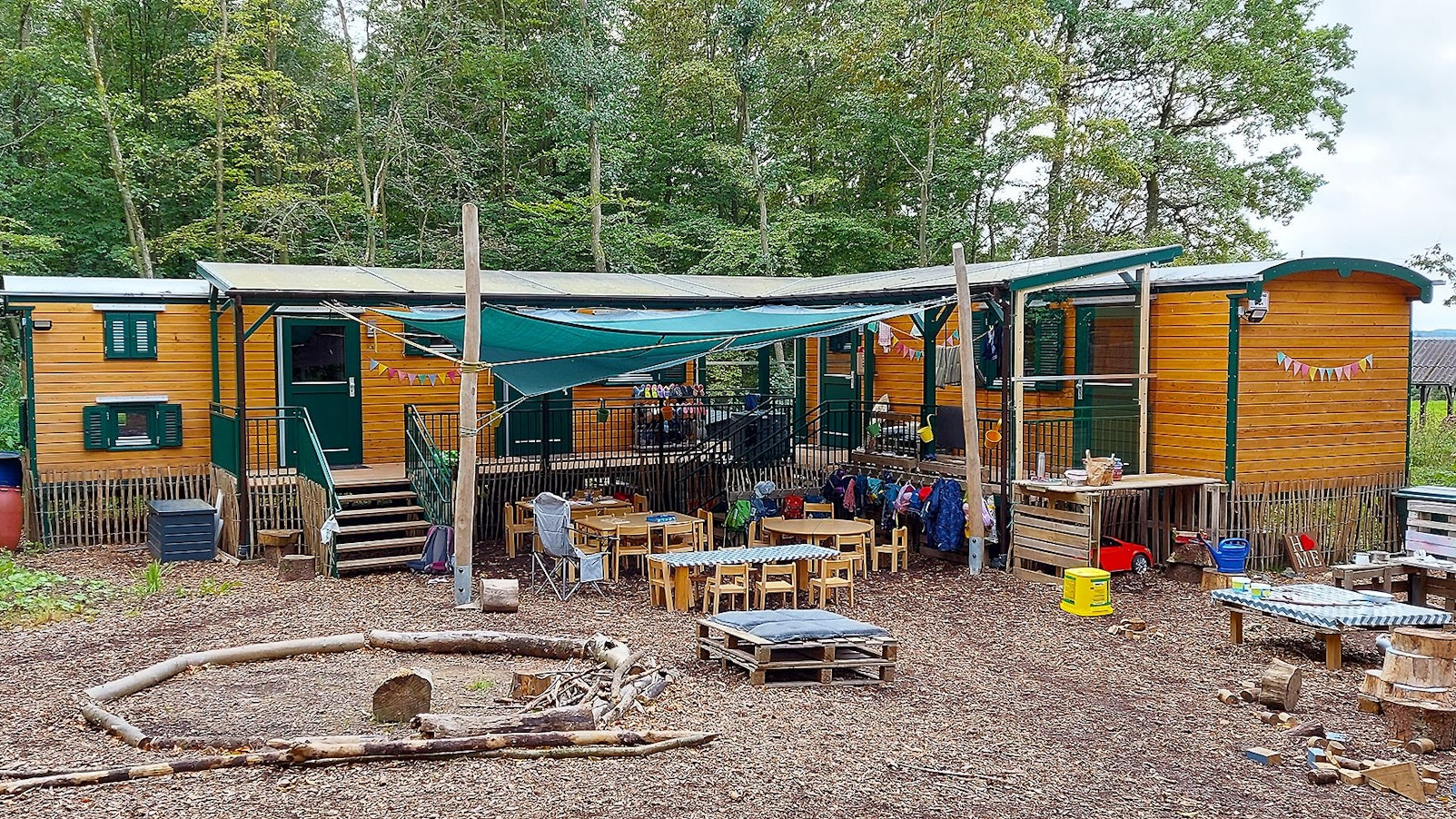 Das Bild zeigt einen Waldkindergarten mit Wichtelwagen.