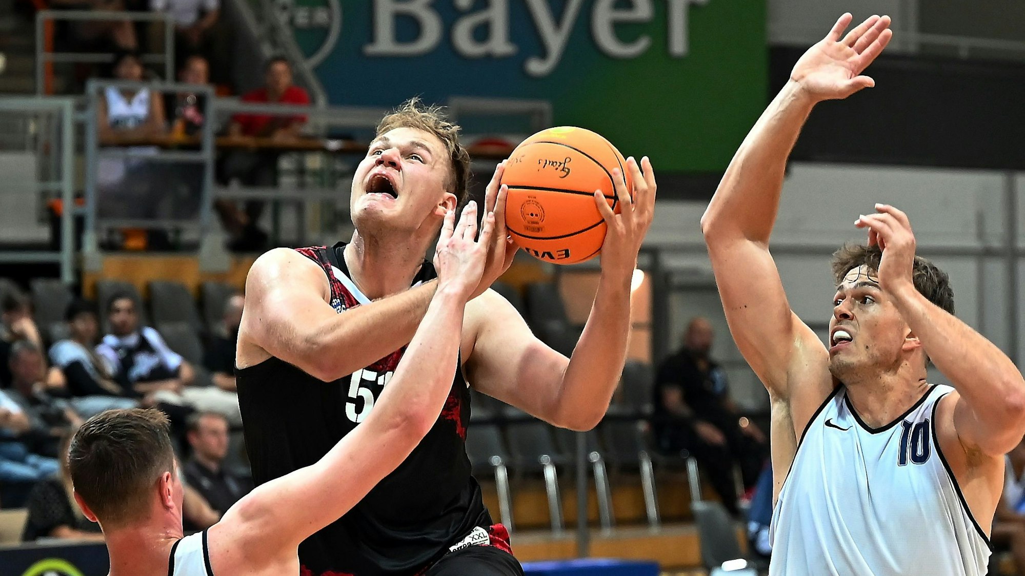 15.09.2023, Basketball-Bayer Giants-Etzella Ettelbruck
mitte: Sören-Eyke Urbansky (Bayer)
Foto: Uli Herhaus