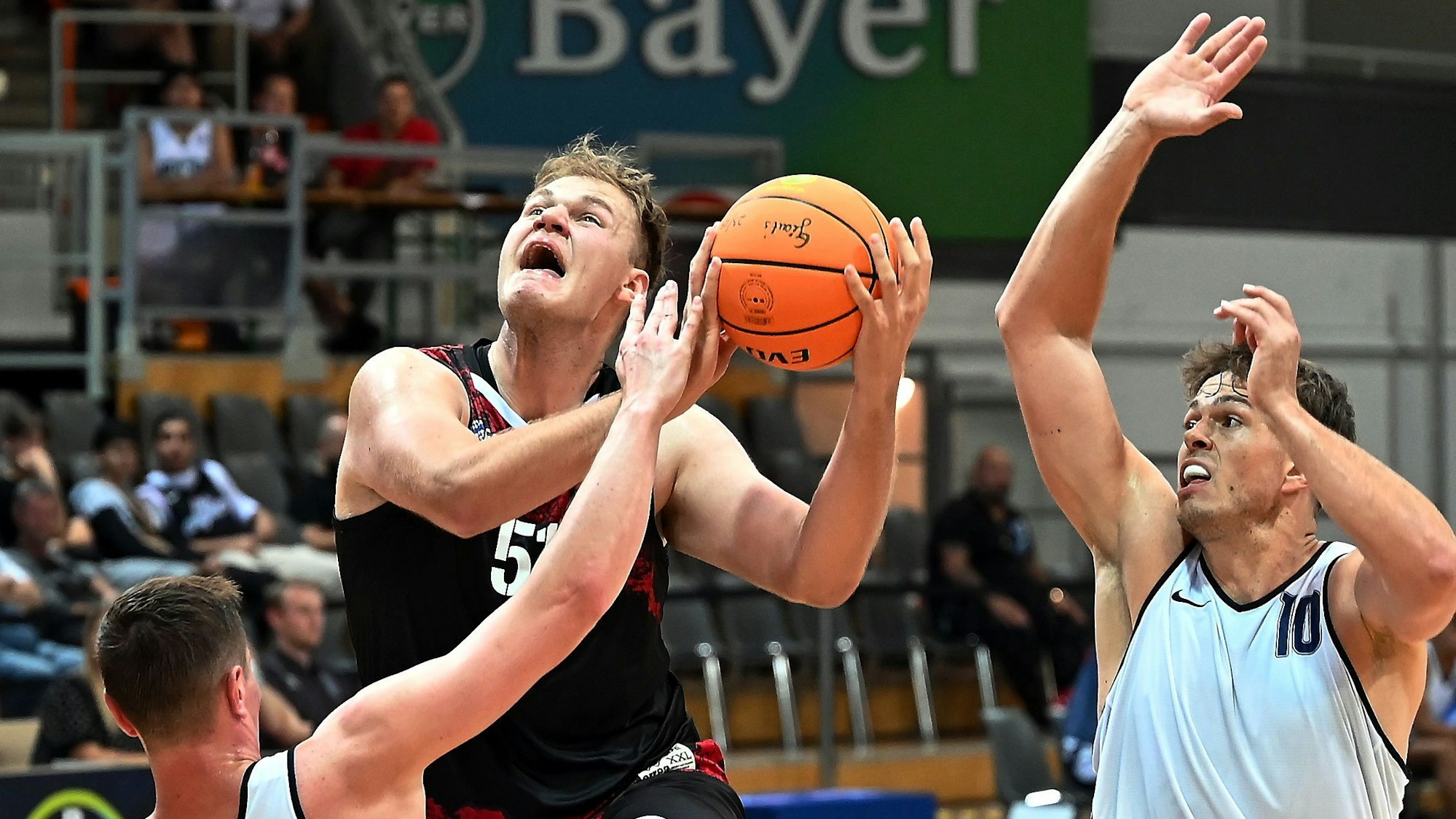 15.09.2023, Basketball-Bayer Giants-Etzella Ettelbruck
mitte: Sören-Eyke Urbansky (Bayer)
Foto: Uli Herhaus