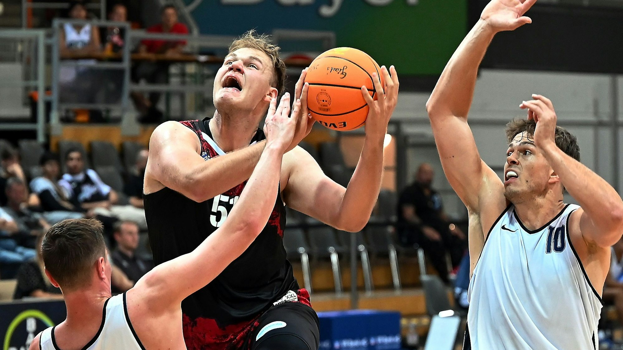 15.09.2023, Basketball-Bayer Giants-Etzella Ettelbruck
mitte: Sören-Eyke Urbansky (Bayer)
Foto: Uli Herhaus