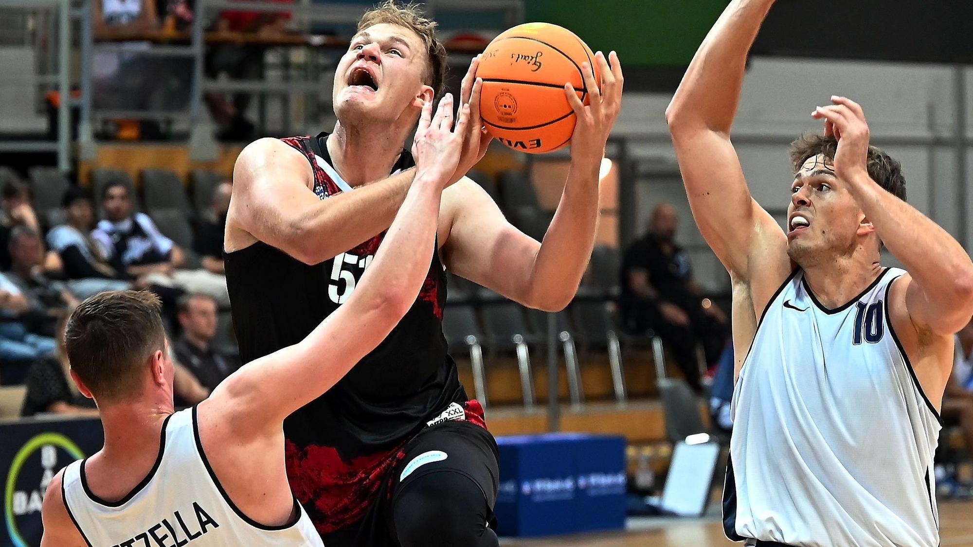 15.09.2023, Basketball-Bayer Giants-Etzella Ettelbruck
mitte: Sören-Eyke Urbansky (Bayer)
Foto: Uli Herhaus