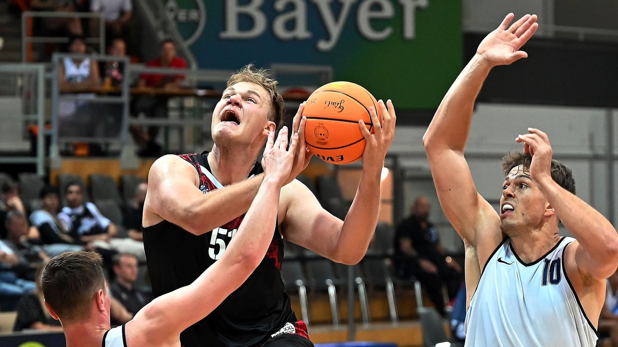 15.09.2023, Basketball-Bayer Giants-Etzella Ettelbruck
mitte: Sören-Eyke Urbansky (Bayer)
Foto: Uli Herhaus